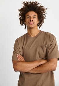 Dickies LURAY POCKET TEE - Paprasti marškinėliai - mushroom