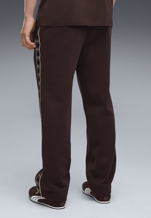 Puma, ESSENTIALS ELEVATED TAPE RELAXED HOSE - Verryttelyhousut - chocolate fondue