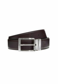 Cinturón de cuero marrón con una textura suave; cuenta con una hebilla de metal plateado de forma rectangular y acentos adicionales.