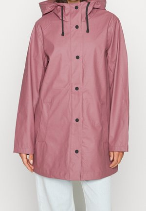 Waterdichte roze regenjas met capuchon, drukknopen aan de voorkant, twee zijzakken en zwarte trekkoorden. Gladde textuur, knie-lengte ontwerp.