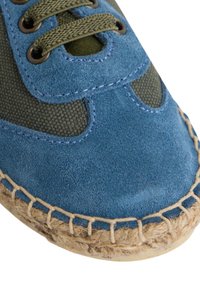 Zapatillas de ante azul con acentos en verde oliva, que presentan una puntera redonda, suela de yute trenzado y ojales redondos con cordones a juego.