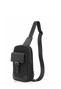 Czarna torba na ramię z teksturowanej tkaniny, skórzanymi akcentami, przednią klapą, zapięciem na zamek, regulowanym paskiem iminimalnym okuciem.