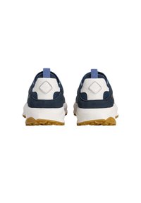 Marina tygsneakers med vita läderdetaljer, texturerade gummisulor och dragöglor. Har en distinkt diamantlogotyp på hälen.