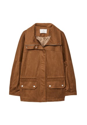 Veste en suède synthétique marron avec un col, fermeture éclair devant, deux poches poitrine et deux poches à rabat inférieures. Texture lisse et coupe décontractée.