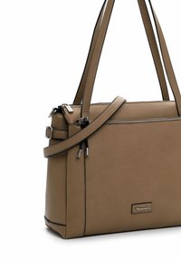 Braune Leder-Umhängetasche mit doppelten Trägern, vorderer Reißverschlusstasche und silbernen Reißverschlussanhängern, versehen mit einer kleinen rechteckigen Logoplakette.