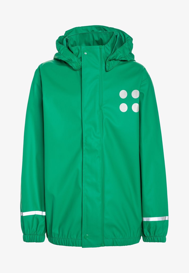 Veste de pluie verte à capuche avec logo réfléchissant à quatre points sur la poitrine et bandes réfléchissantes près des poignets, fermeture éclair à l'avant et boutons-pression.
