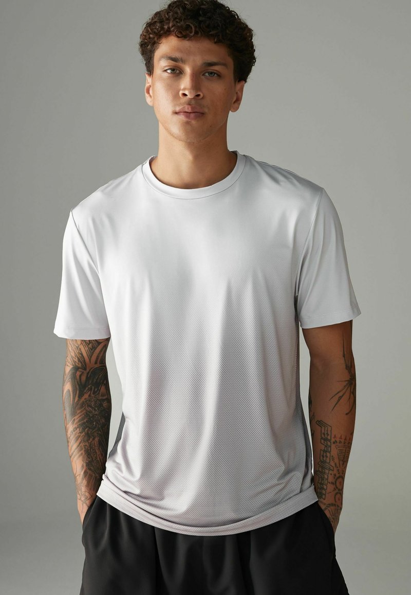 Kortærmet atletisk T-shirt i hvid, lavet af fugtabsorberende stof, med rund halsudskæring og subtil mesh-struktur.