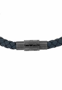 Pulsera de cuero trenzado negro con un cierre de metal texturizado con patrón grabado. El diseño es elegante y moderno.