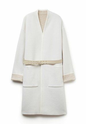 Biały, długi szlafrok z miękkiego materiału. Posiada dekolt w serek, dwie przednie kieszenie oraz odpinany jasnobeżowy pasek. Akcenty na rękawach.