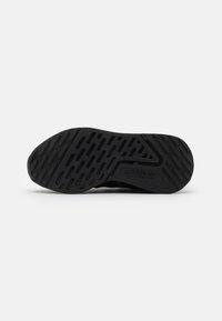 Semelle de chaussure de sport noire avec un motif de grip texturé. Présente un branding proéminent et un design à bords lisses et arrondis.