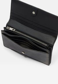 Portefeuille en cuir noir avec plusieurs emplacements pour cartes, un compartiment zippé et une fermeture à pression. Texture lisse et design minimaliste.