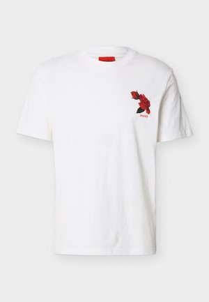 Weißes T-Shirt mit kurzen Ärmeln, Rundhalsausschnitt, mit kleinem roten Rosenmotiv und "HUGO"-Schriftzug auf der linken Brust.