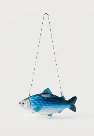 Geantă în formă de pește, albastră și argintie, cu solzi, aripioare și ochi detaliați, atârnată de o curea subțire din lanț argintiu pe un fundal alb.