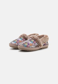Chaussons colorés à enfiler avec une tige imprimée contenant des motifs animaliers, une doublure en fausse fourrure douce et une semelle en caoutchouc texturée.