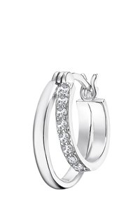 Boucle d'oreille en argent avec une finition polie et une rangée de pierres claires et étincelantes d'un côté, créant un design moderne.