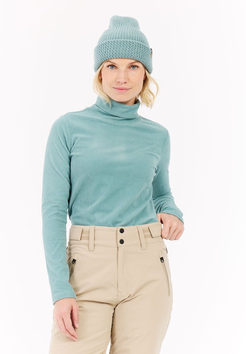 Pull à col montant côtelé bleu clair assorti à un pantalon kaki. Le pull a des manches longues et un design ajusté ; le pantalon dispose d'une fermeture à bouton et à zip.