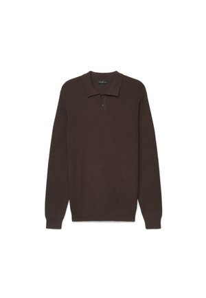 Polo en maille marron foncé à manches longues avec col et trois boutons sur la patte de boutonnage avant, posé à plat sur un fond blanc.