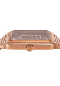 Montre rectangulaire en or rose avec un bracelet texturé, un cadran marron et des accents en cristal. Dotée d'une couronne sur le côté droit pour les réglages.
