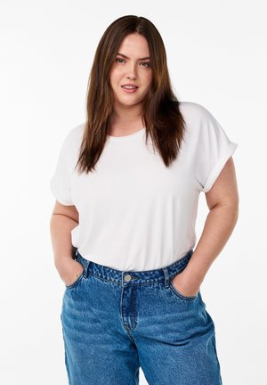 Weißes T-Shirt mit kurzen Ärmeln und umgeschlagenen Bündchen, kombiniert mit hoch taillierten blauen Jeans aus Denim mit Knopfverschluss und Seitentaschen.