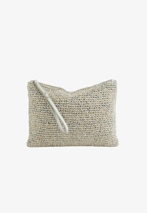 Vævet beige og sølv rektangulær clutch med lynlås lukning og fastgjort håndledsrem på hvid baggrund.