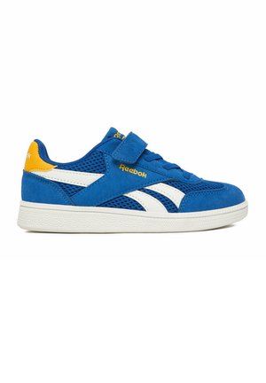 Sneaker Reebok blu e giallo con strisce bianche, tomaia in mesh e pelle scamosciata, cinturino in velcro e suola in gomma bianca, vista laterale.