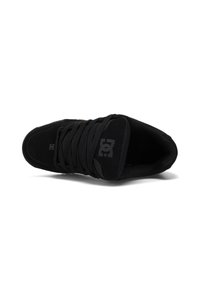 Sort sneakers med overdel i ruskind og tekstil, flade snørebånd, polstret krave og mærke-logo på tungen. Tekstureret sål for godt greb.