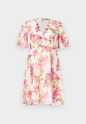 Robe courte à manches courtes blanche avec imprimé floral rose et marron, décolleté en V et ourlet arrivant au genou.