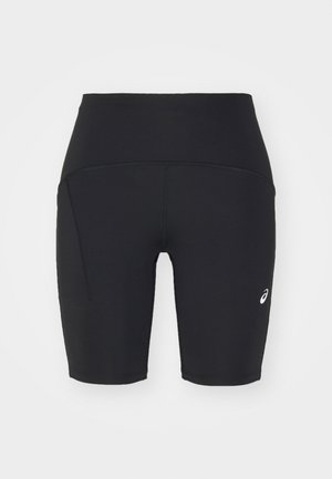 Schwarze sportliche Shorts aus glattem, dehnbarem Material. Mit einer Seitentasche und einem weißen Logo auf der linken Seite.