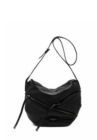 Borsa a spalla in pelle nera con forma curvata, dotata di numerose tasche con zip e una sottile tracolla regolabile. Texture liscia con accenti minimi.