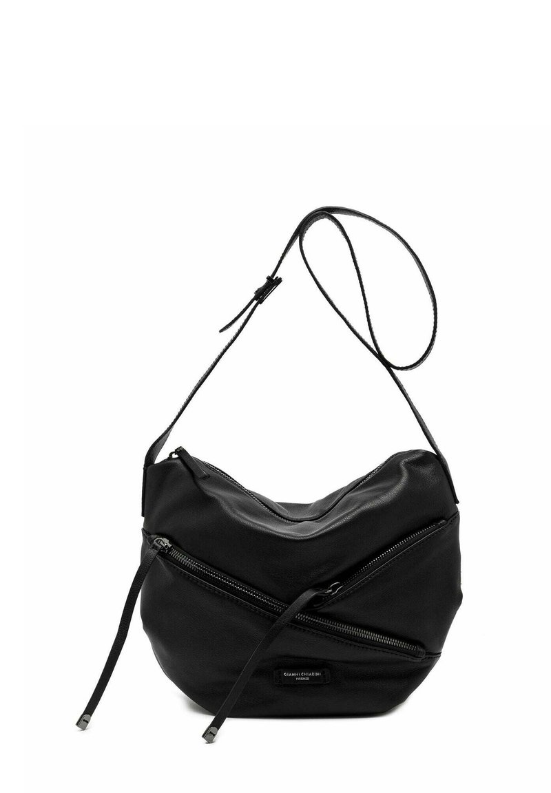 Borsa a spalla in pelle nera con forma curvata, dotata di numerose tasche con zip e una sottile tracolla regolabile. Texture liscia con accenti minimi.