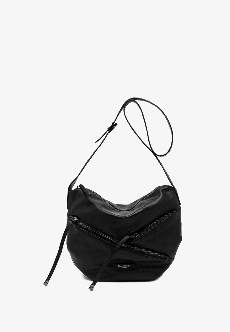 Borsa a spalla in pelle nera con forma curvata, dotata di numerose tasche con zip e una sottile tracolla regolabile. Texture liscia con accenti minimi.
