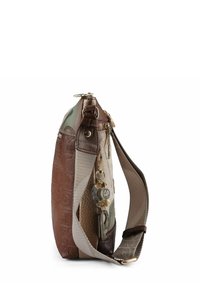 Braune Tasche mit mehreren Texturen und überwiegend braunem Finish, ausgestattet mit einem Schlüsselanhänger, seitlichem Reißverschluss und verstellbarem Riemen. Die Maße wirken kompakt.