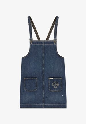 Denim salopettejurk met verstelbare schouderbandjes, twee voorzakken, waarvan één met een geborduurd logo, en lichte witte verfspatten.