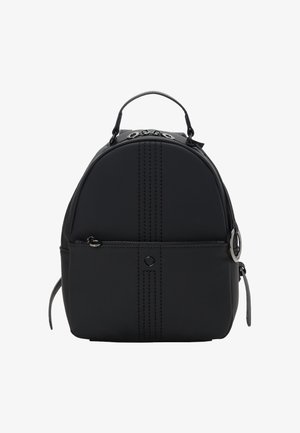 Czarny plecak o zaokrąglonym kształcie, gładkiej fakturze, z górnym uchwytem, przednią kieszenią na zamek oraz przeszyciami wzdłużnymi.