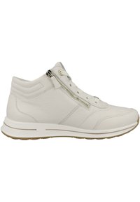 Sneaker alta bianca in pelle con zip laterale, chiusura con lacci e finitura texturizzata. Presenta una suola in gomma con un sottile accento marrone.