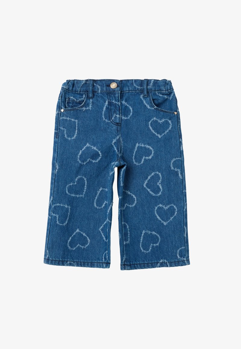 Pantalones cortos de mezclilla azul con patrones en forma de corazón. Presentan un cierre de botón, bolsillos frontales y bordes ligeramente deshilachados.