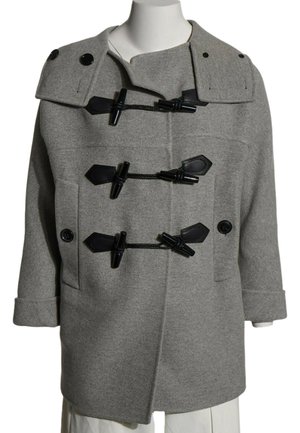Manteau en laine grise à boutons à boucle avec trois attaches en cordon et cuir noirs, grand revers, pattes d’épaule boutonnées et manches à poignets sur mannequin.