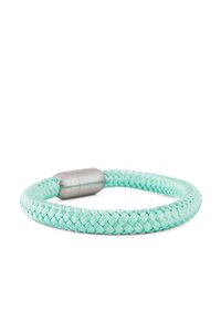 Bracciale intrecciato in turchese chiaro, realizzato in materiale intrecciato, con una chiusura cilindrica in argento. Superficie strutturata con una finitura liscia.