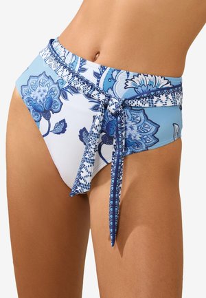 Costume da bagno a vita alta in stampa floreale blu e bianca, con dettagli a cravatta e una cintura decorata. Tessuto liscio e elastico.