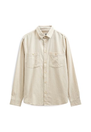 Camisa beige de manga larga con botones, con finas rayas verticales y dos bolsillos en el pecho con botones sobre un fondo blanco.
