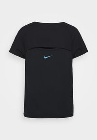 Top deportivo negro de Nike con una capa corta de manga corta sobre una base sin mangas, que presenta un pequeño swoosh azul de Nike en la parte delantera.