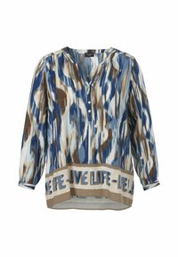 Mehrfarbige Bluse mit V-Ausschnitt, Knopfdetail, langen Ärmeln und einem gemusterten Band mit Text am Saum. Die Farben sind Blau, Braun und Creme.