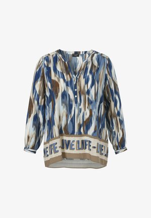 Mehrfarbige Bluse mit V-Ausschnitt, Knopfdetail, langen Ärmeln und einem gemusterten Band mit Text am Saum. Die Farben sind Blau, Braun und Creme.