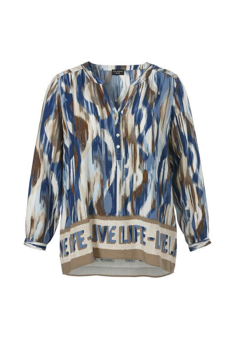 Mehrfarbige Bluse mit V-Ausschnitt, Knopfdetail, langen Ärmeln und einem gemusterten Band mit Text am Saum. Die Farben sind Blau, Braun und Creme.
