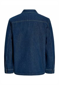 Veste en denim bleu foncé à manches longues, poignets boutonnés et empiècement droit sur le haut du dos, vue de dos.