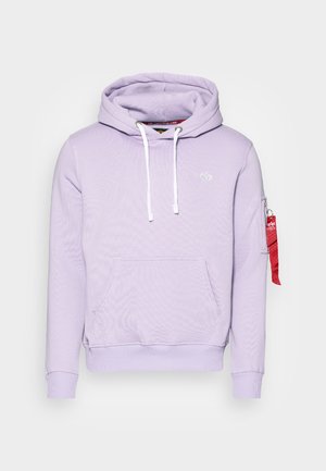 Lavendelfarbener Hoodie mit weißen Kordeln, Kängurutasche vorne, kleinem Logo auf der Brust und Reißverschlusstasche am Ärmel mit rotem Stoffetikett.