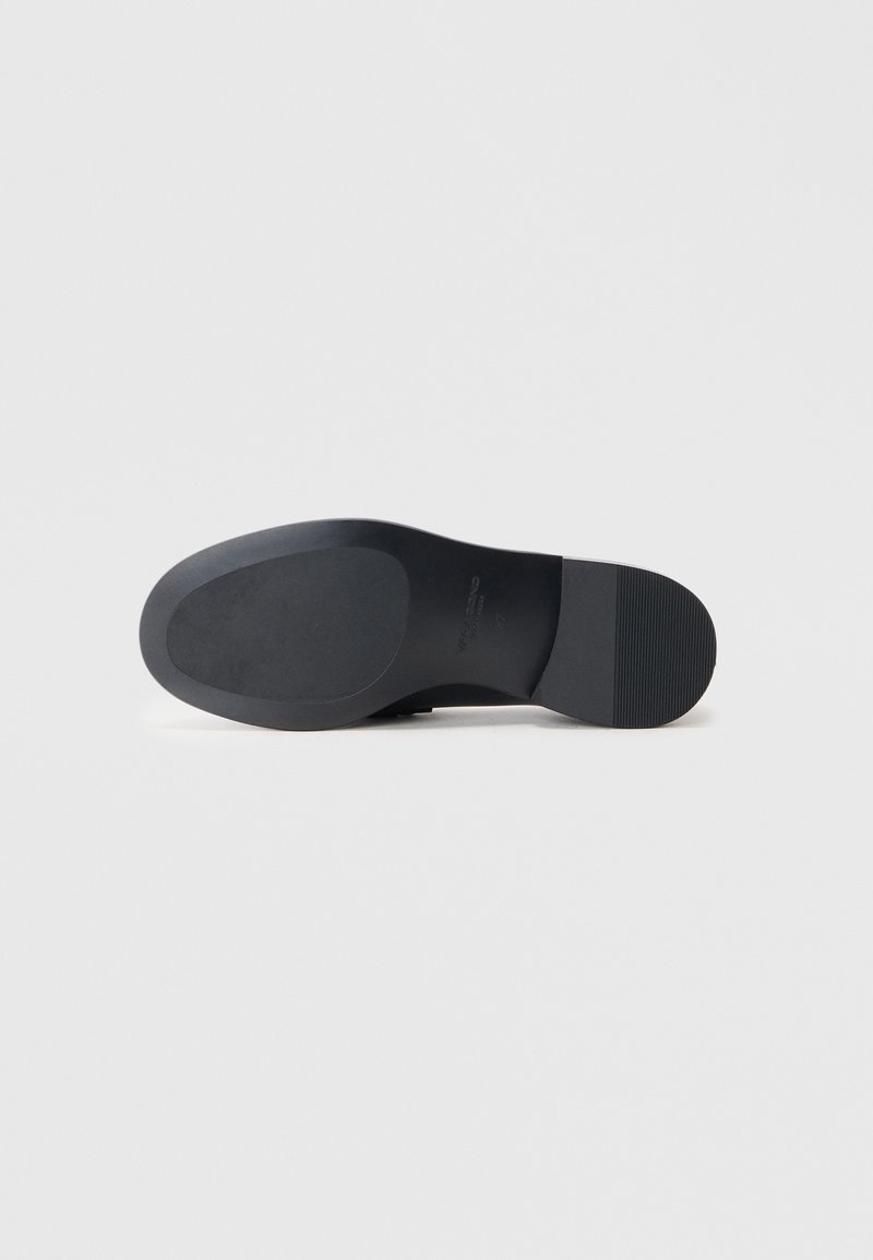 Suola di scarpa in pelle nera con finitura liscia. Presenta una punta arrotondata, un leggero tacco e un motivo di presa testurizzato sul fondo.