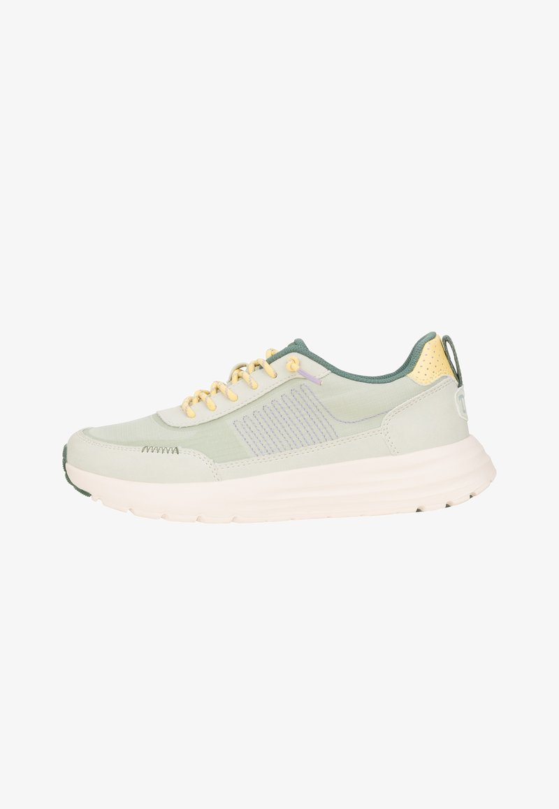 Baskets de sport vert clair avec une texture lisse, lacets jaunes et accents verts contrastants. Dotées d'une semelle rembourrée et de détails perforés.