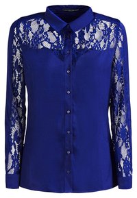 Blouse bleue avec un corps uni et des manches longues en dentelle délicate, dotée d'une fermeture à boutons et d'un col pointu.