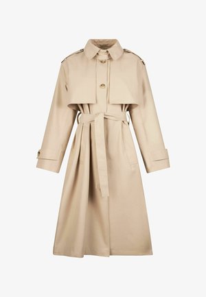 Bézs hosszú ballonkabát széles gallérral, dupla soros gombokkal, övvel a deréknál, vállpántokkal és mandzsettagombokkal fehér háttéren.